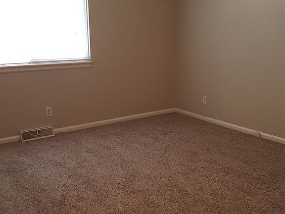 3rd image of 903 W 101st Ter