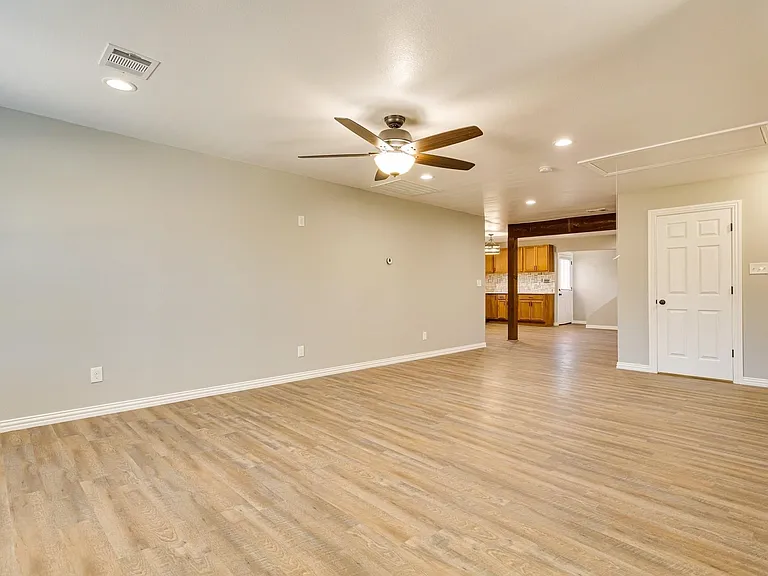 2725 Livingston Ave — Photo 3