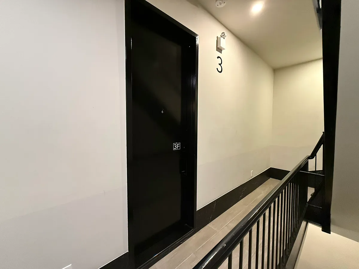 Building Photo - 355 E 50th St #3F
