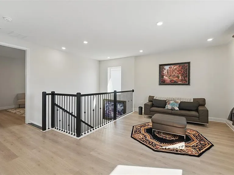 16008 Volterra Point — Photo 22