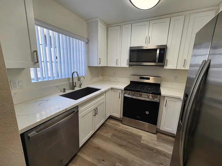 1118 N Kenmore Ave #2 — Photo 3
