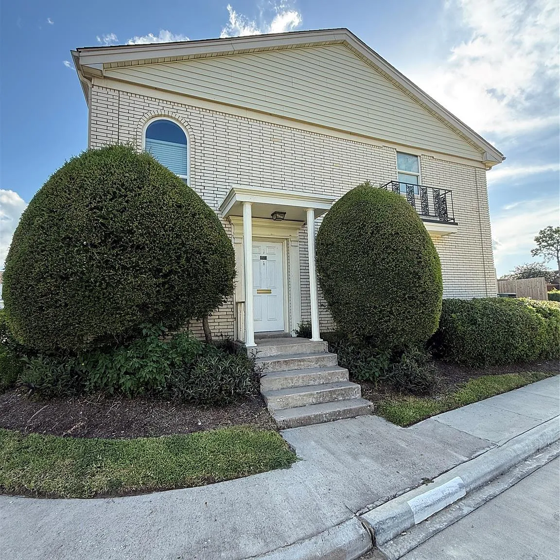 2 bed, 2.5 bath, 1316 sqft, $1,800 — Photo 1
