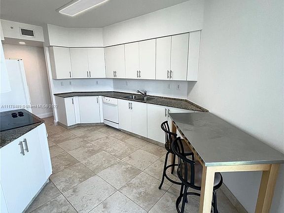 3rd image of 3370 NE 190th St APT 902