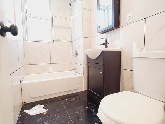 5th image of 308 Clerk St #2L