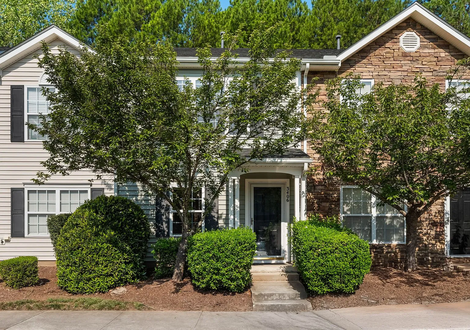 Newly Renovated 2 Bedroom Townhome! Great Location in Durham - Available Now! — Photo 1