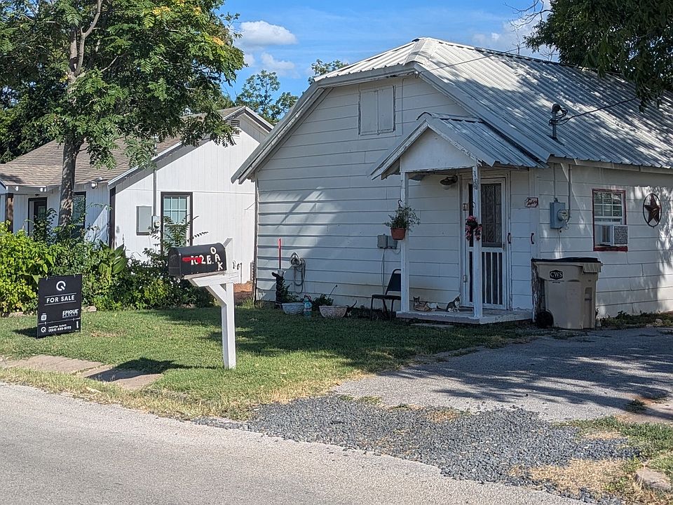 1st image of 102 E Oak Ave