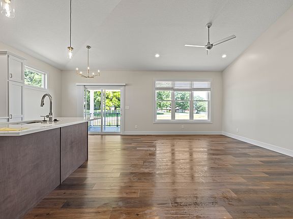 4th image of 35 Frank Ct