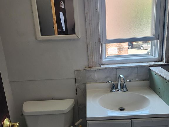 5th image of 290 E 205th St Floor 2