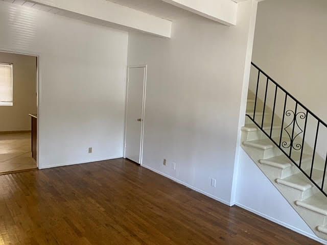 LIVING ROOM - PHOTO 2