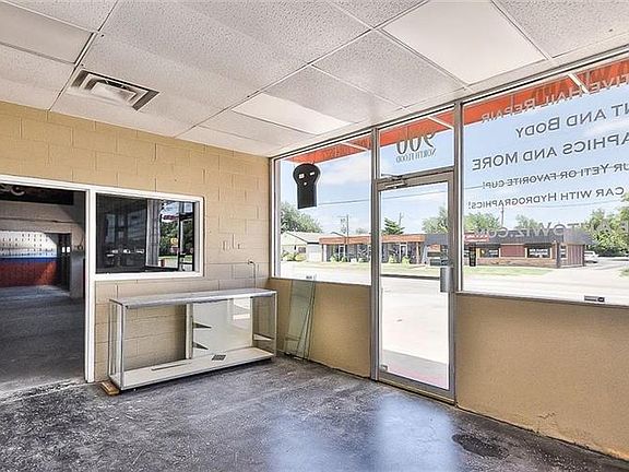 3rd image of 900 N Flood Ave