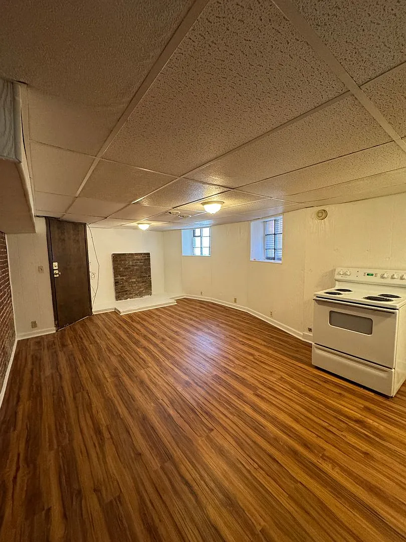 431 Graham — Photo 2