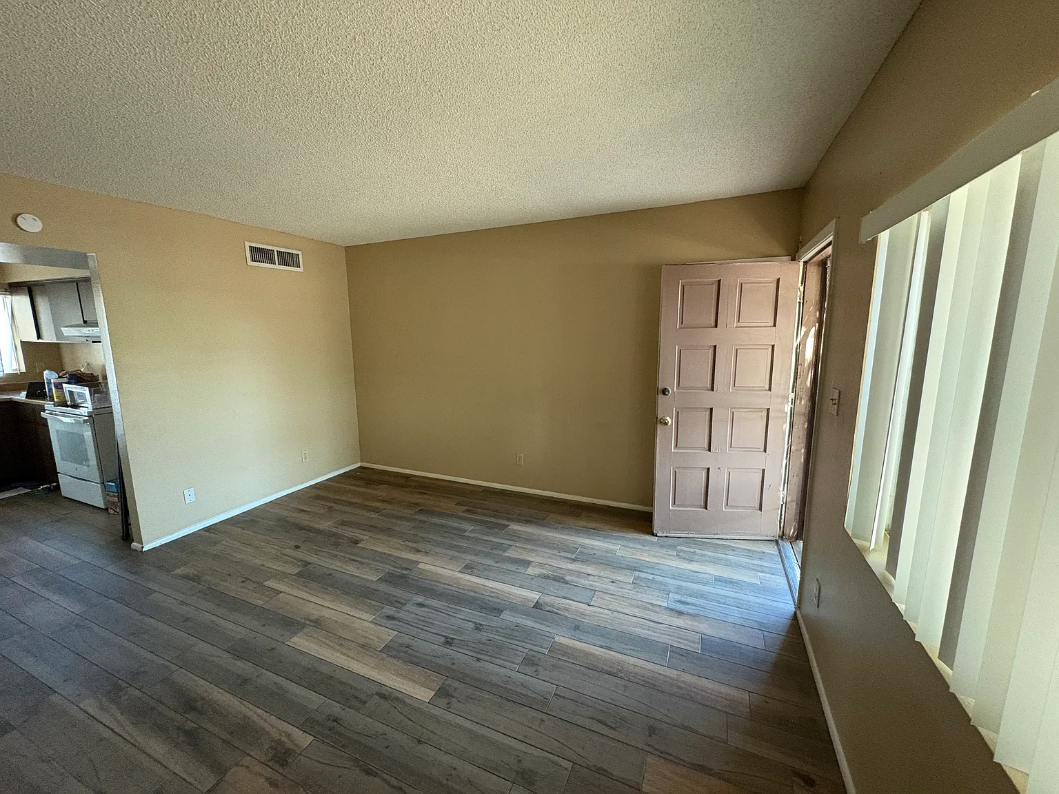 2 bed, 810 sqft, $1,250 — Photo 2