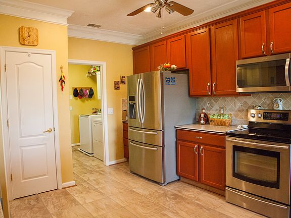 5th image of 27 Ashland Cir