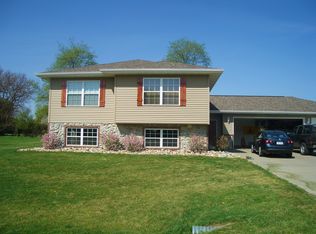 680 Kervin Ct, Robins, IA 52328