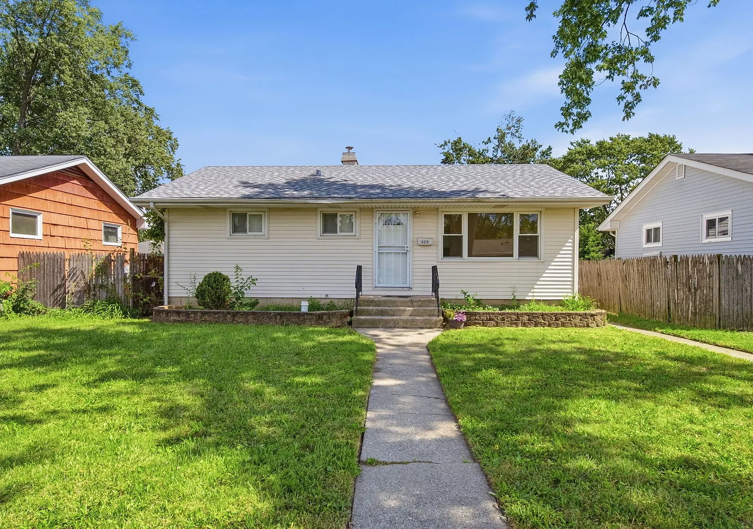 3 bed, 864 sqft, $1,900 — Photo 1