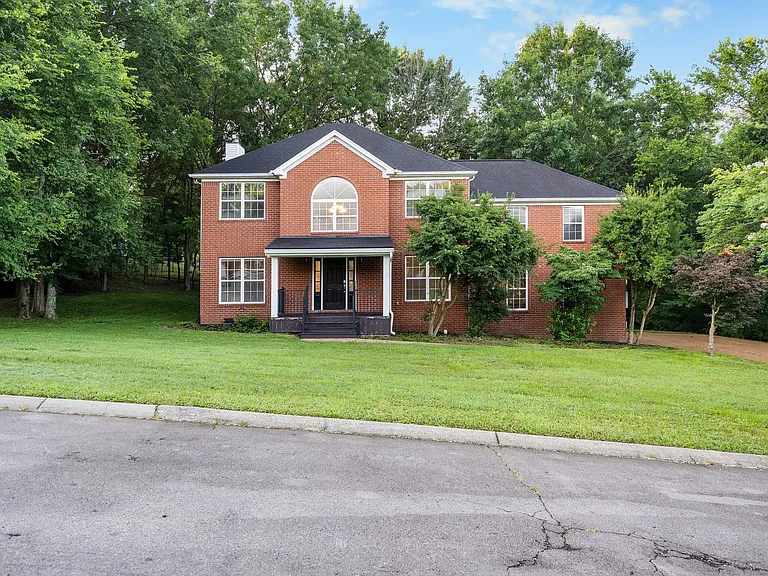 1004 Austin Ct — Photo 2