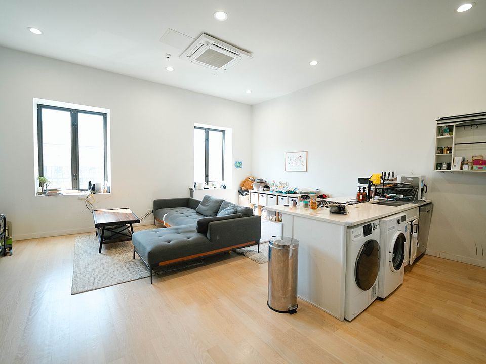 1st image of 25 Greenpoint Ave #3