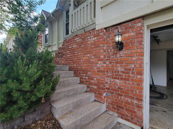 1206 SE 5th Ter, Lees Summit, MO 64063