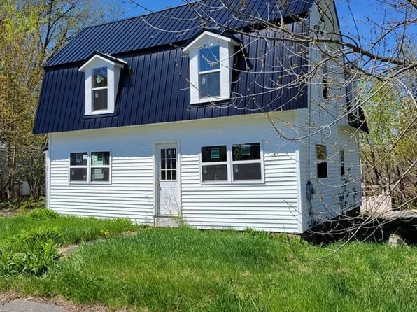 74 Maple St, Madison, ME 04950