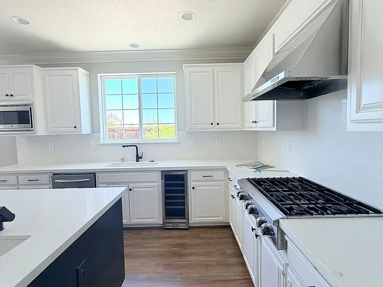 850 Monterey Ct — Photo 6