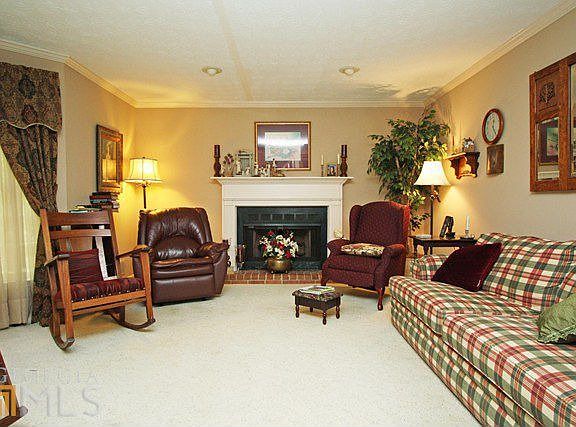 3rd image of 200 Cedar Cir