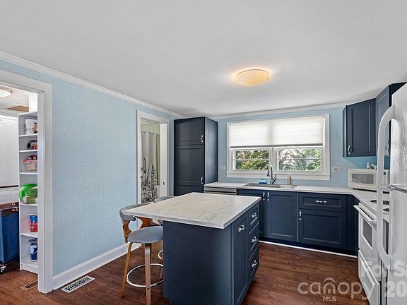 4th image of 601 W Main St