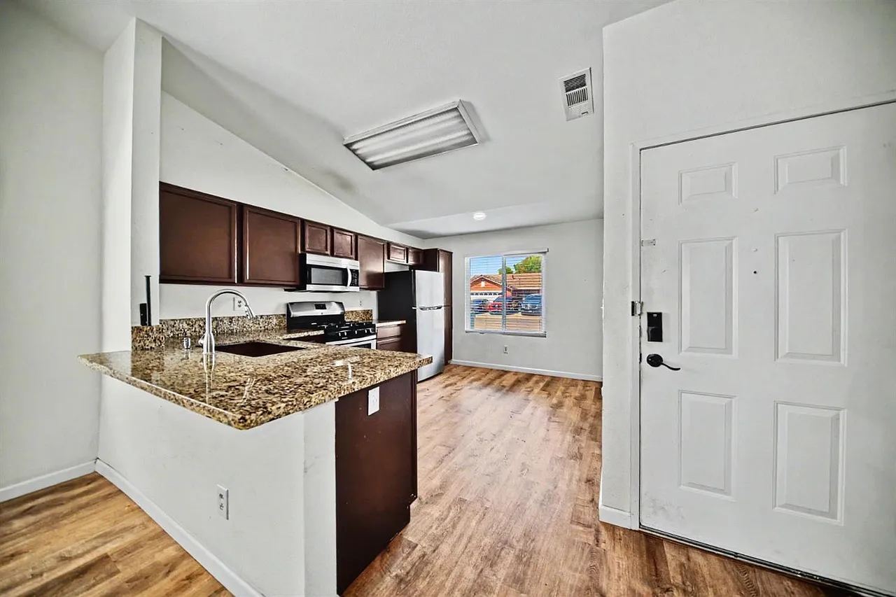 3 bed, 1099 sqft, $3,000 — Photo 2