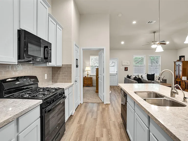 18806 Legend Oaks Dr — Photo 11
