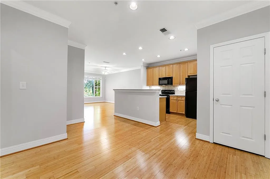 1 bed, 869 sqft, $1,695 — Photo 2