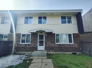 158 Roseland Vlg NW, Edmonton, AB T5E5R6