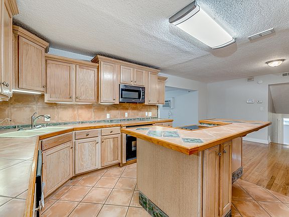 4th image of 2128 Cesery Blvd