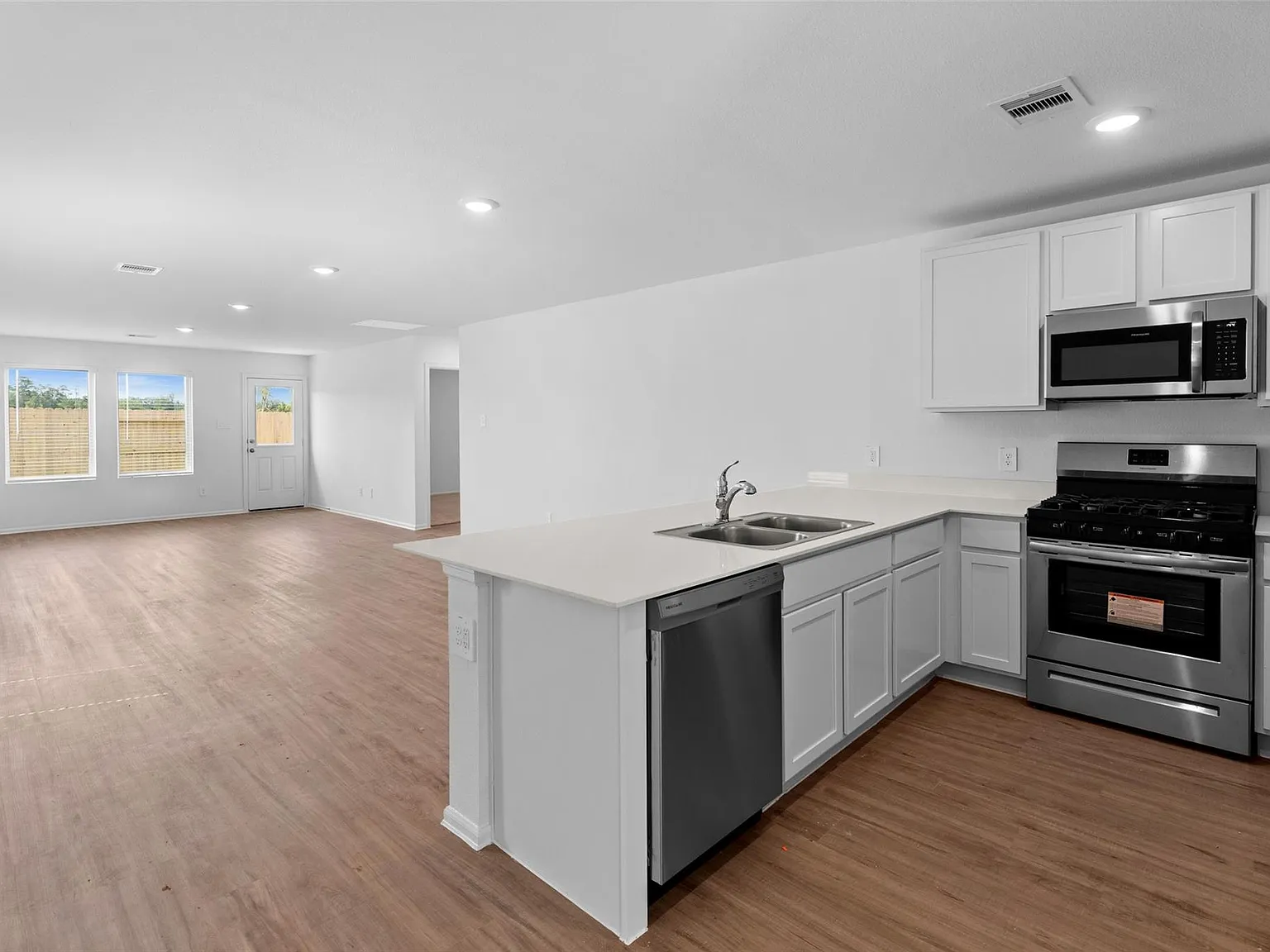 4 bed, 2.0 bath, 1720 sqft, $1,950 — Photo 4