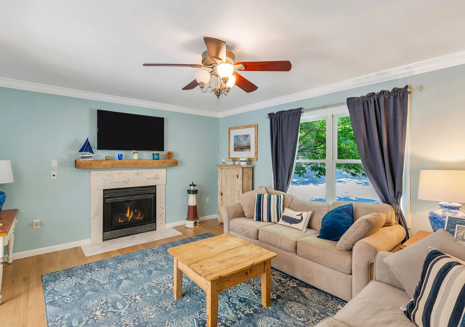 Coastal-style home, open-floor plan blocks from Sag Harbor town — Photo 4