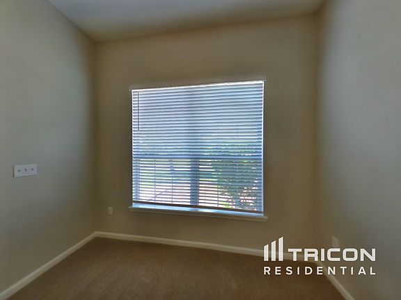 4th image of 1675 Hollow Glen Dr