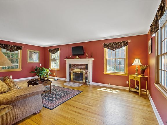 5th image of 431 Sylvan St