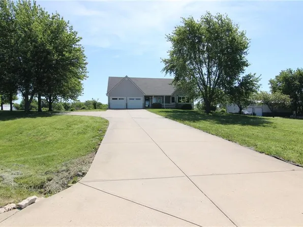 23305 S Hickory Ct, Spring Hill, KS 66083