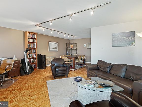 5th image of 604-36 S Washington Sq Unit 1512
