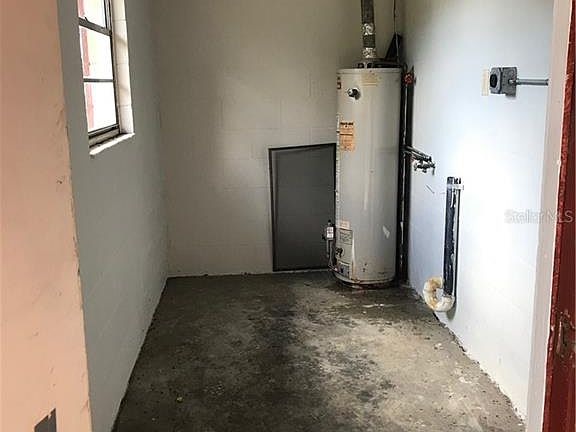 3rd image of 818 Douglas St
