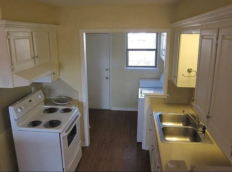 909 E Symmes St — Photo 3
