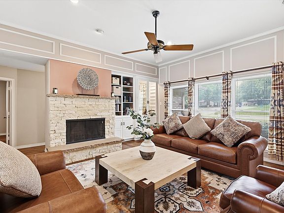 5th image of 2816 N Creekwood Dr