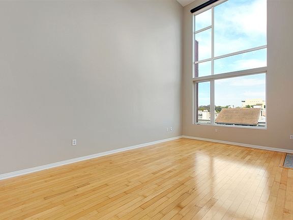 4th image of 1642 7th Ave Unit 522