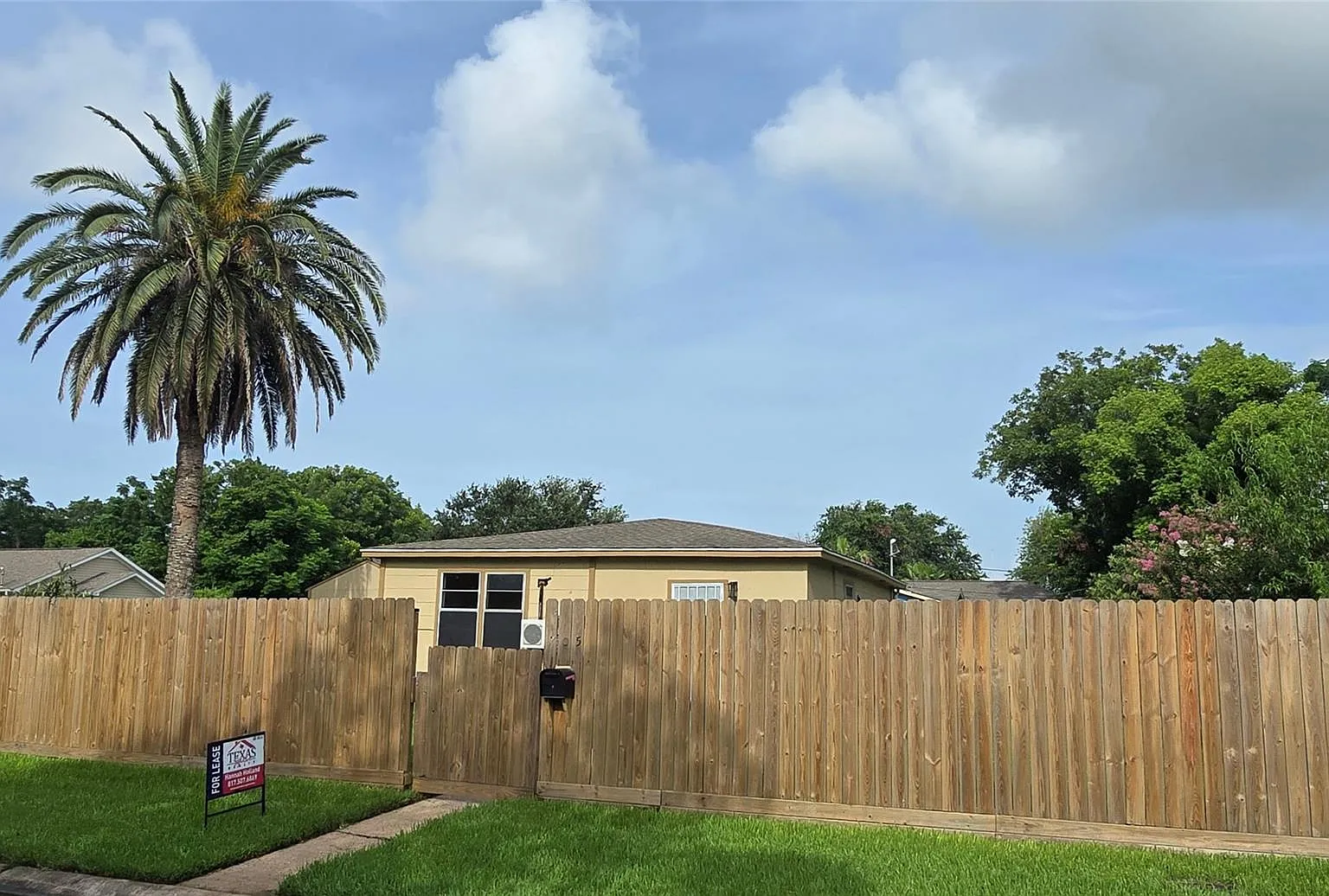 3 bed, 1.0 bath, 889 sqft, $1,500 — Photo 2