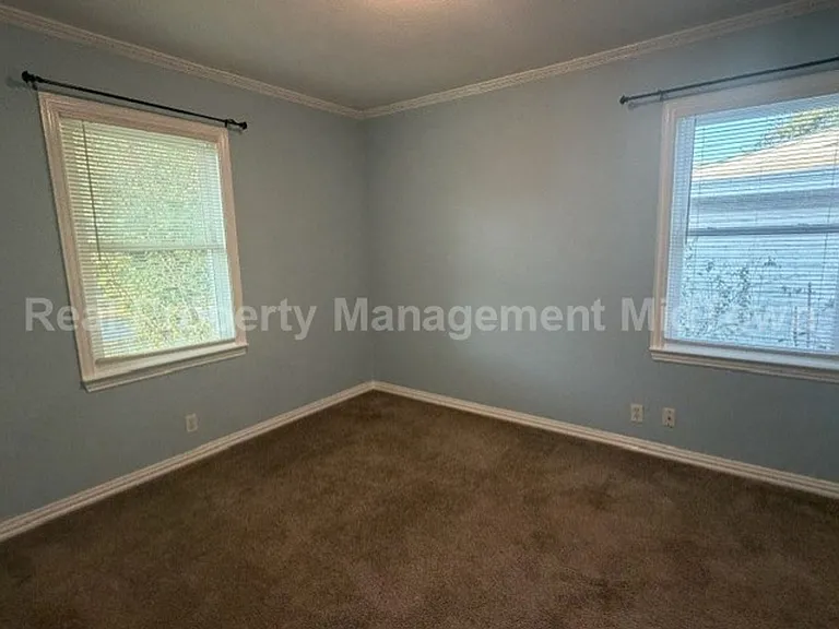 1301 Burleson St — Photo 16