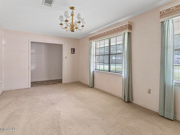 4th image of 270 Belaire Dr