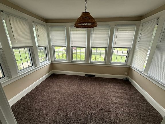4th image of 3920 Lockwood Ave