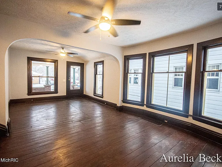 420 Lincoln Ave NW — Photo 8