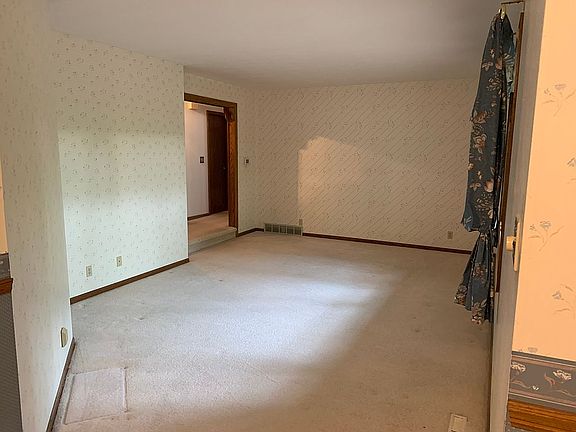 3rd image of 3425 Lindenwood St