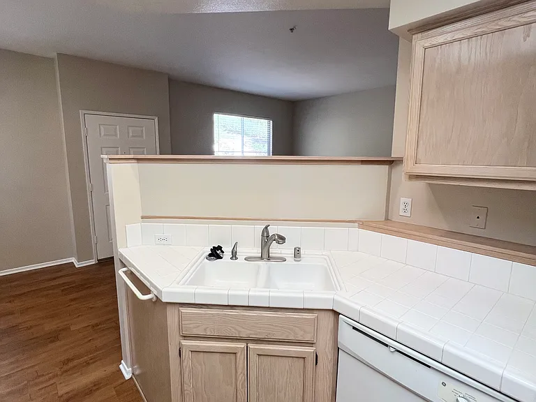 102 Santa Barbara Ct — Photo 8