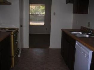 907 Chamberlain St, Irving, TX 75060
