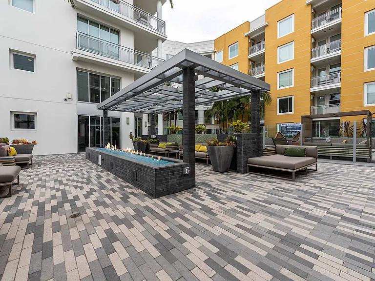 Desmond at Wilshire — Photo 16